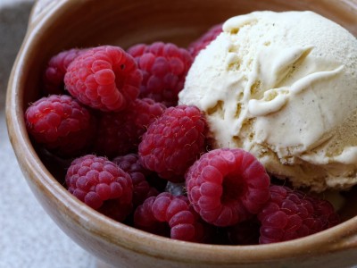 ice-cream-raspberries